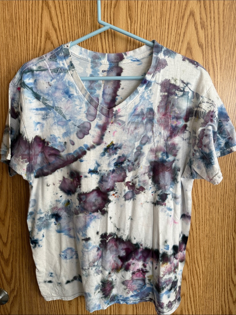 Men’s v-neck tie dyed t-shirt